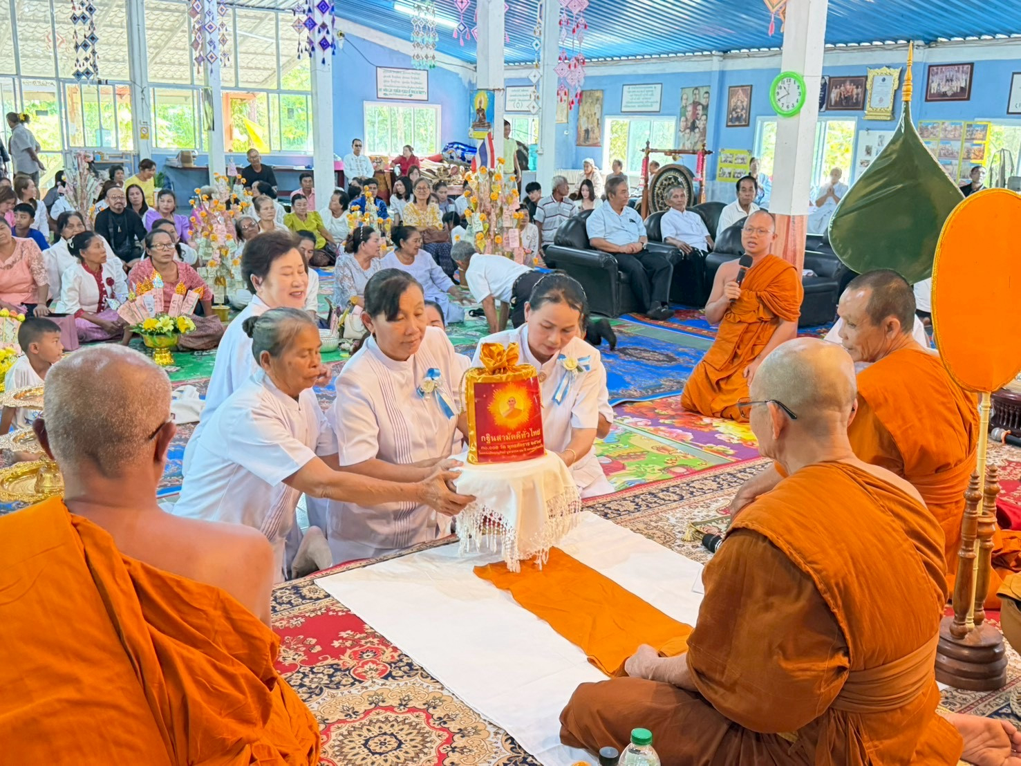 ภาพการถวายปัจจัยวัดห้วยหินขาว