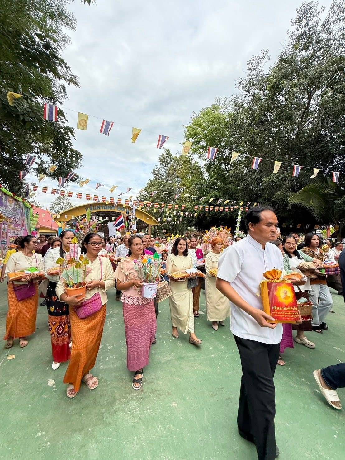 ภาพร่วมขบวนกฐินวัดพลับพลาชัย