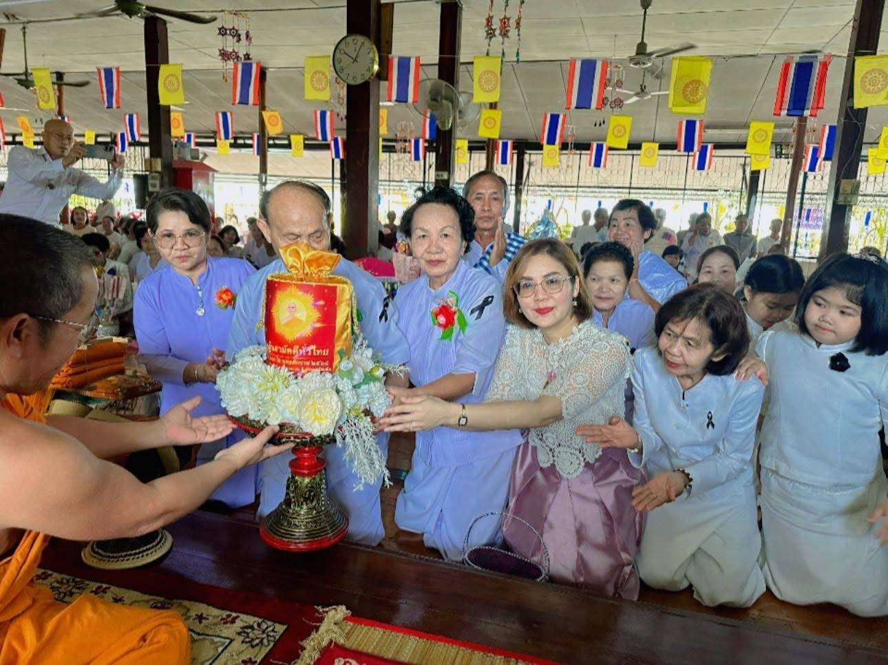 ภาพการถวายปัจจัยวัดศรีสัตตนาค