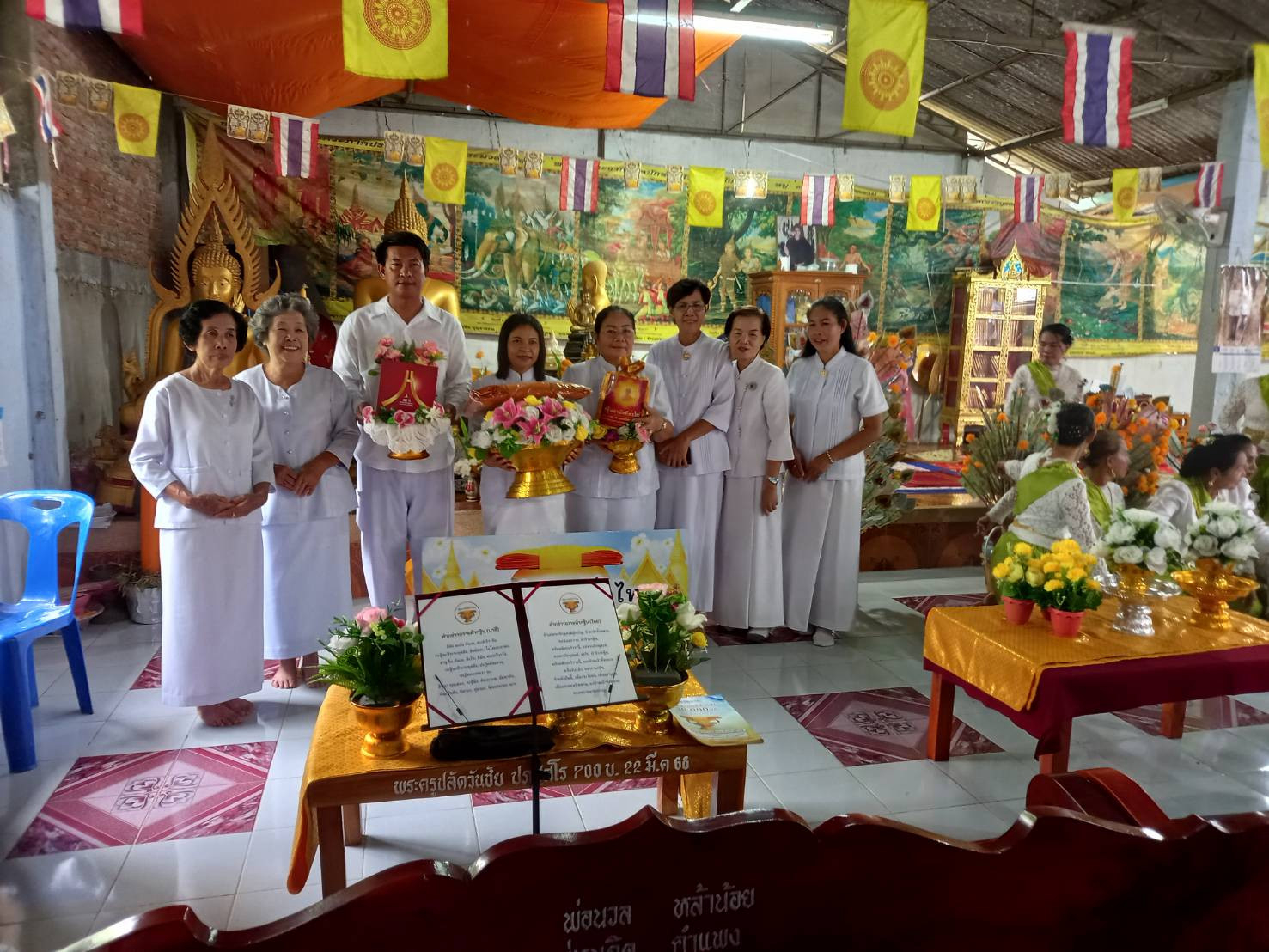 ภาพหมู่ถือพานถวายปัจจัยวัดพระธาตุจำปาคู่