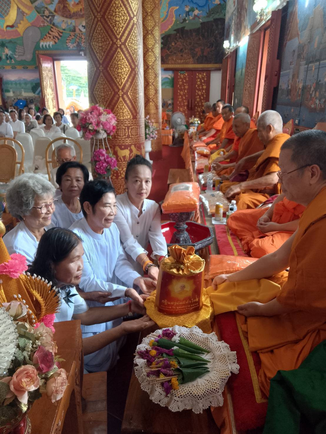 ภาพการถวายปัจจัยวัดบ้านร้อง