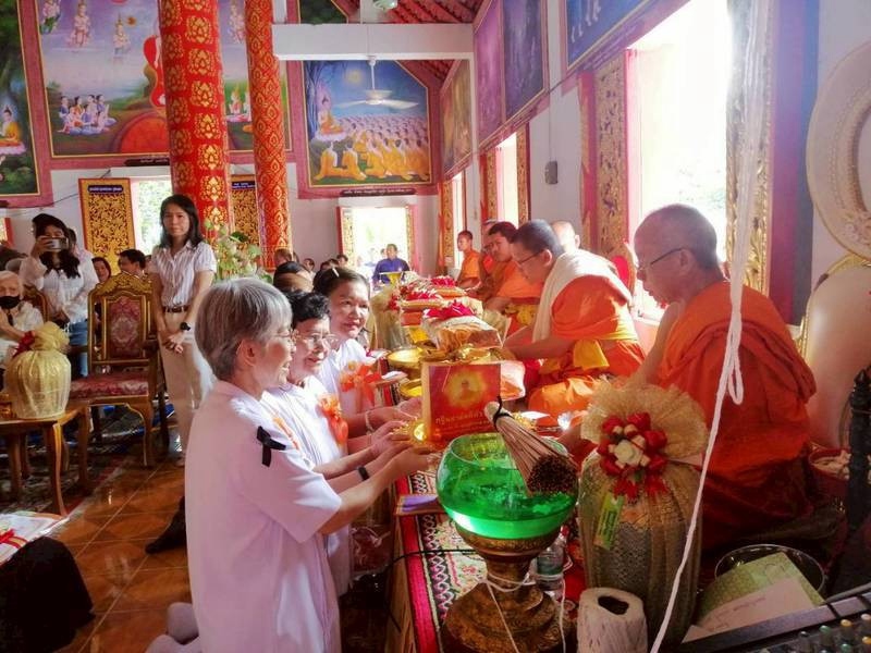 ภาพการถวายปัจจัยวัดดงนั่งคีรีชัย