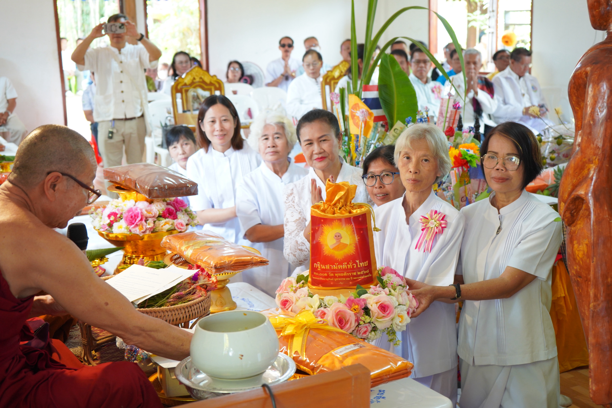 ภาพการถวายปัจจัยที่พักสงฆ์นิคม เขต ๑๗