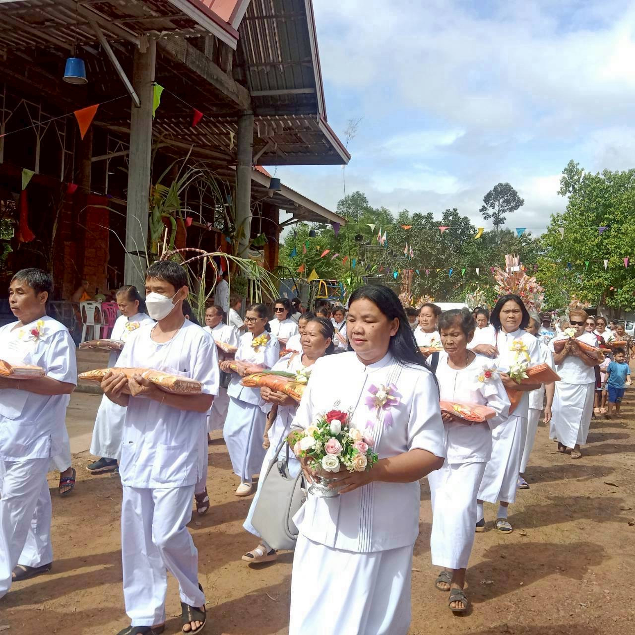 ภาพร่วมพิธีกรรมวัดป่าเกาะแก้ววังชมพู