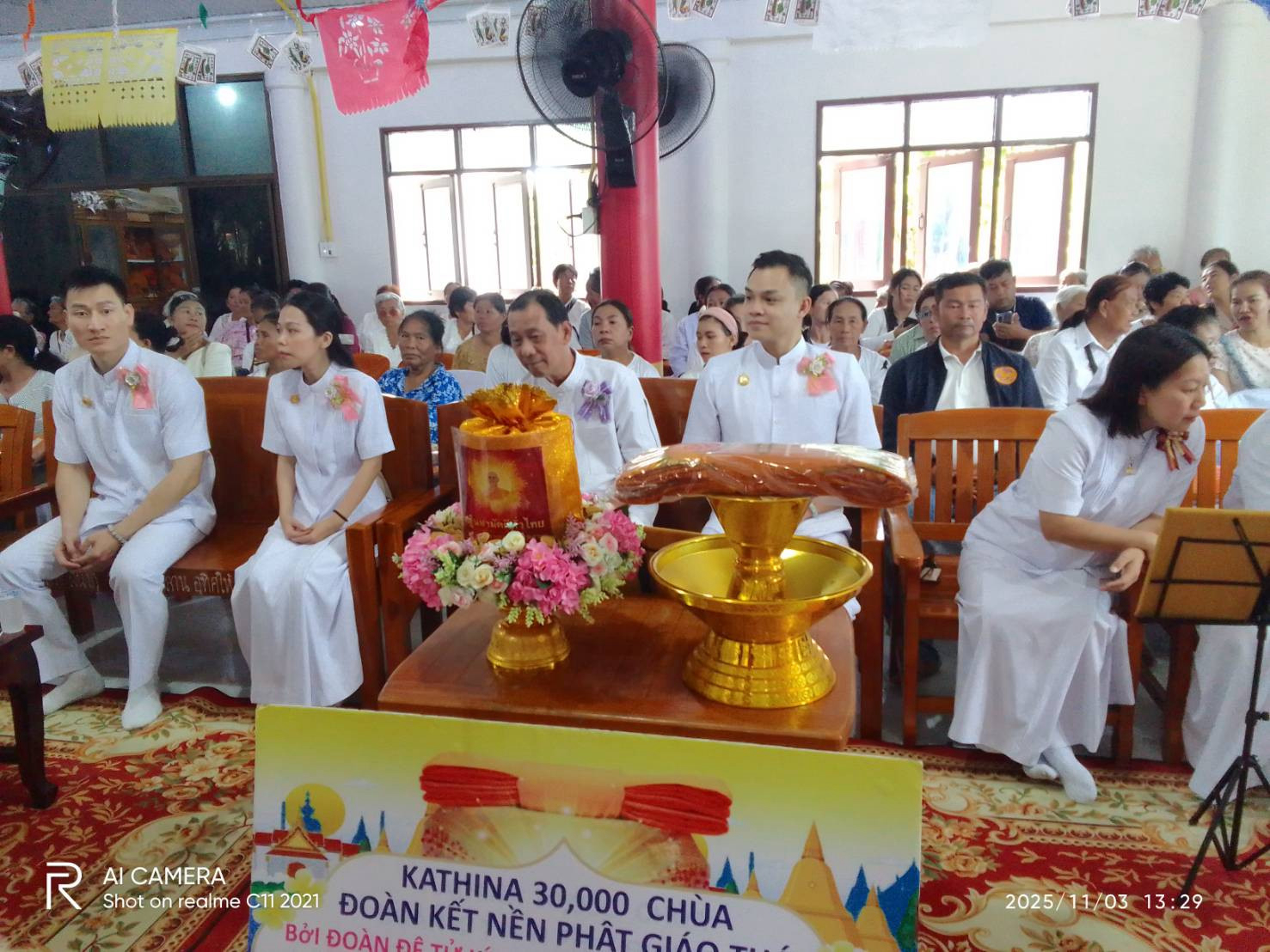 ภาพหมู่ถือพานถวายปัจจัยวัดใหม่พรหมธรรม