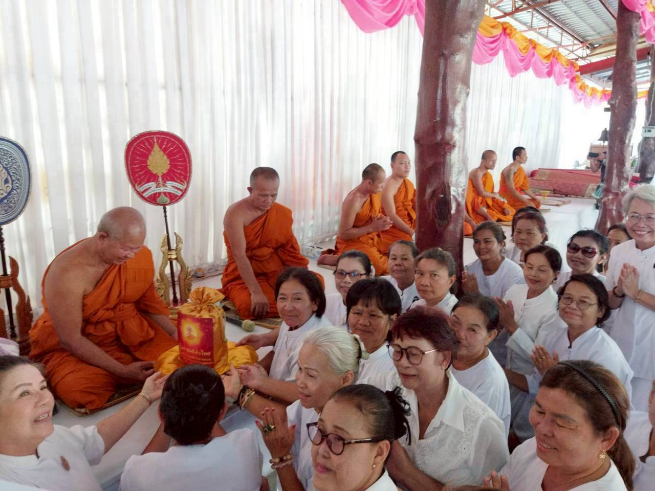 ภาพการถวายปัจจัยวัดเม่นใหญ่