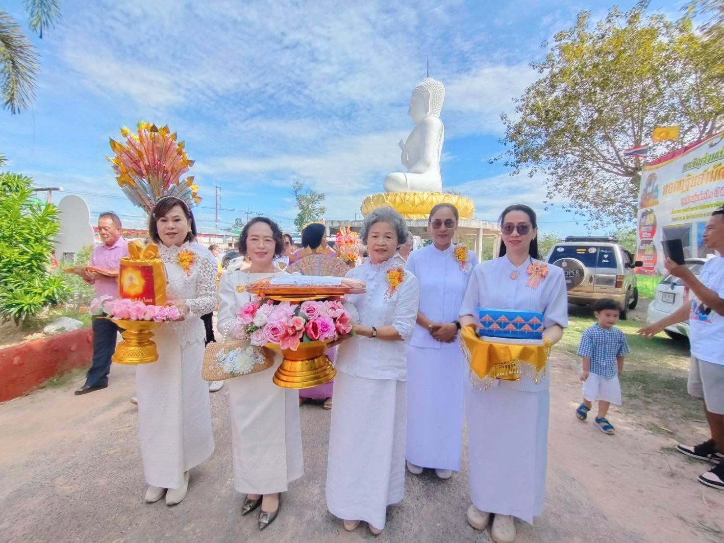 ภาพหมู่ถือพานถวายปัจจัยวัดบ้านป่าบาก