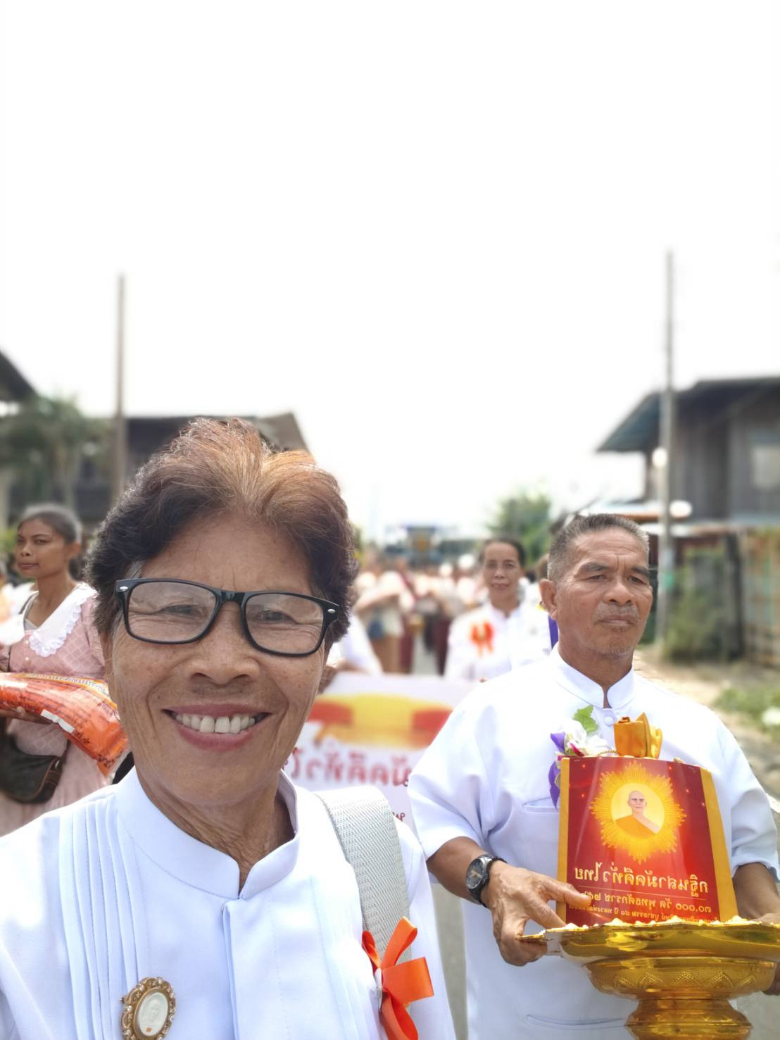 ภาพหมู่ถือพานถวายปัจจัยวัดกลาง