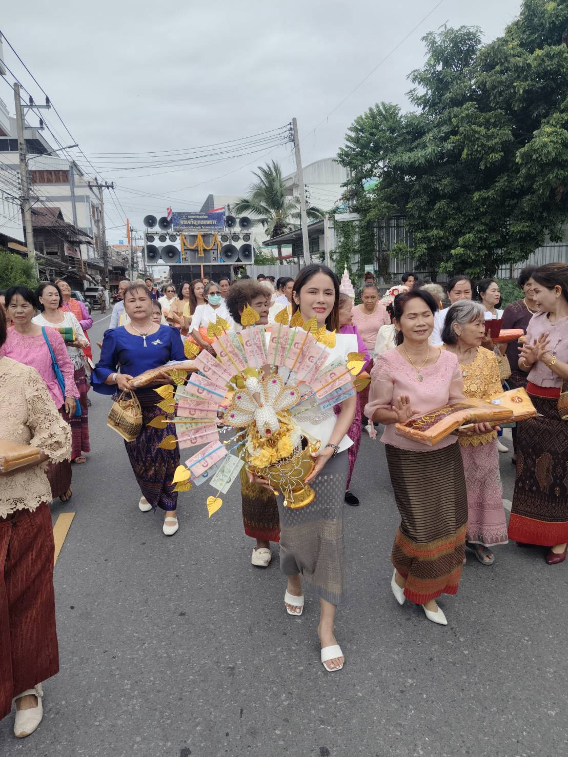 ภาพร่วมพิธีกรรมวัดกลาง