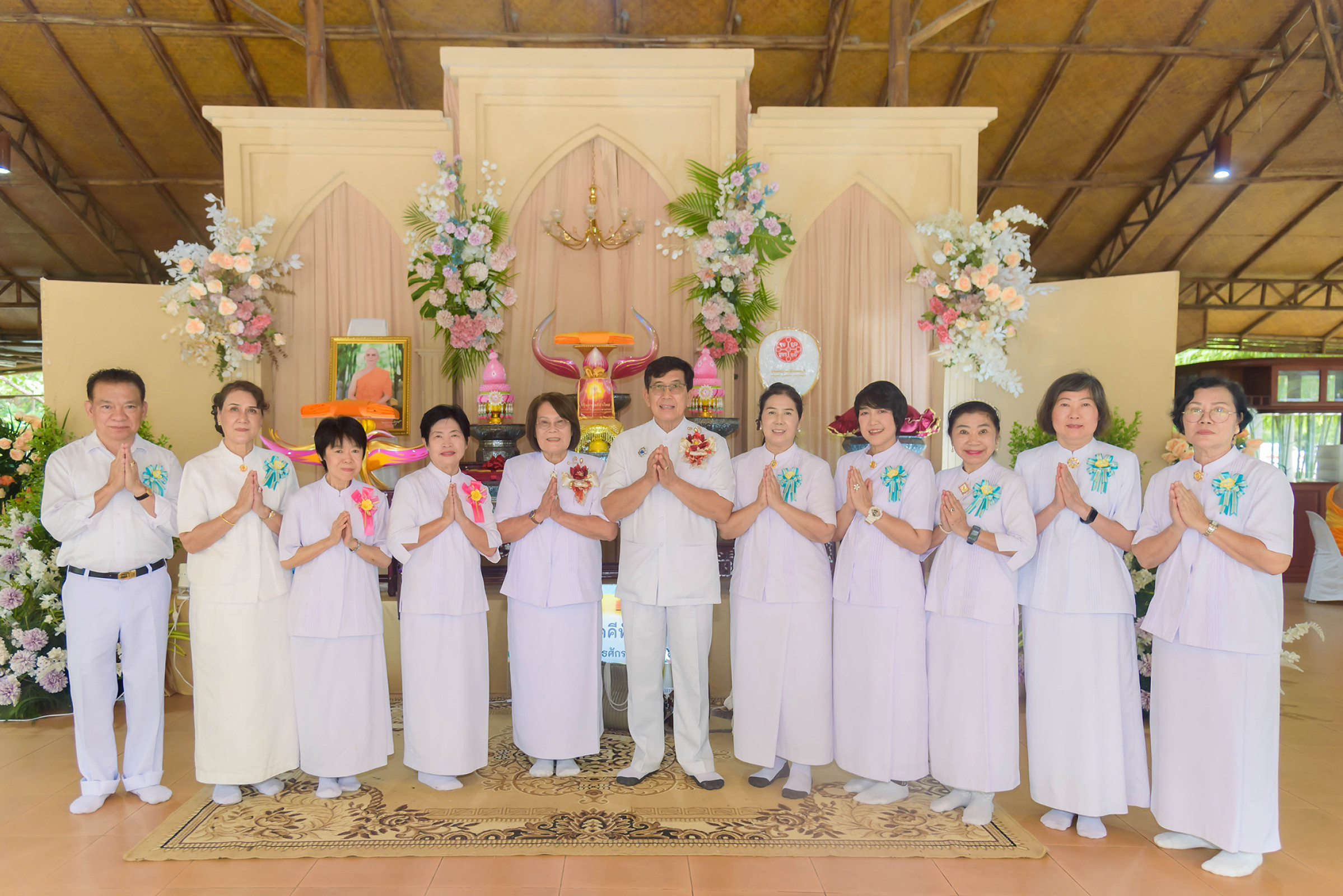 ภาพหมู่ถือพานถวายปัจจัยธุดงคสถานเมืองลพบุรี