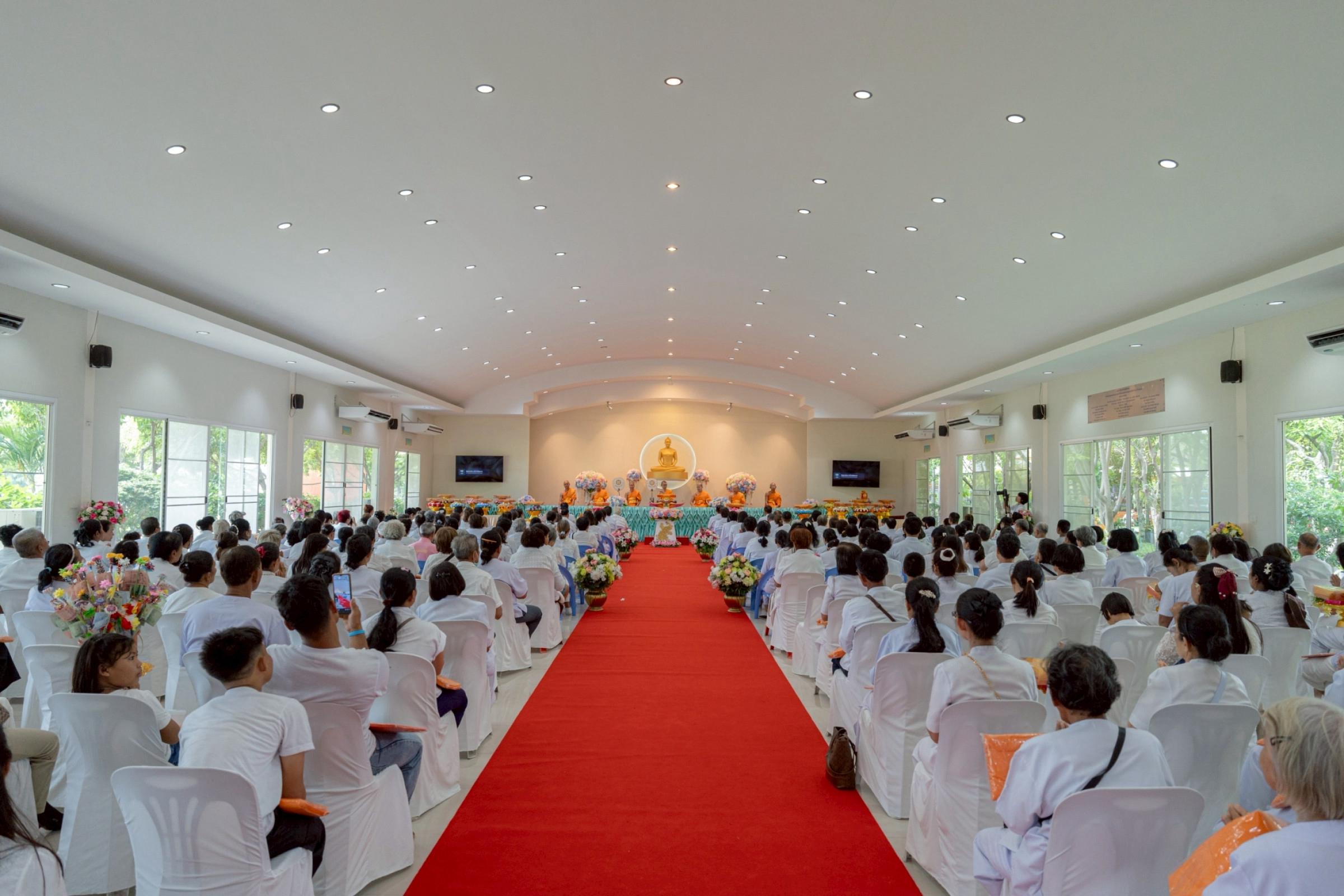 ภาพหมู่ถือพานถวายปัจจัยธุดงคสถานบ้านหมี่