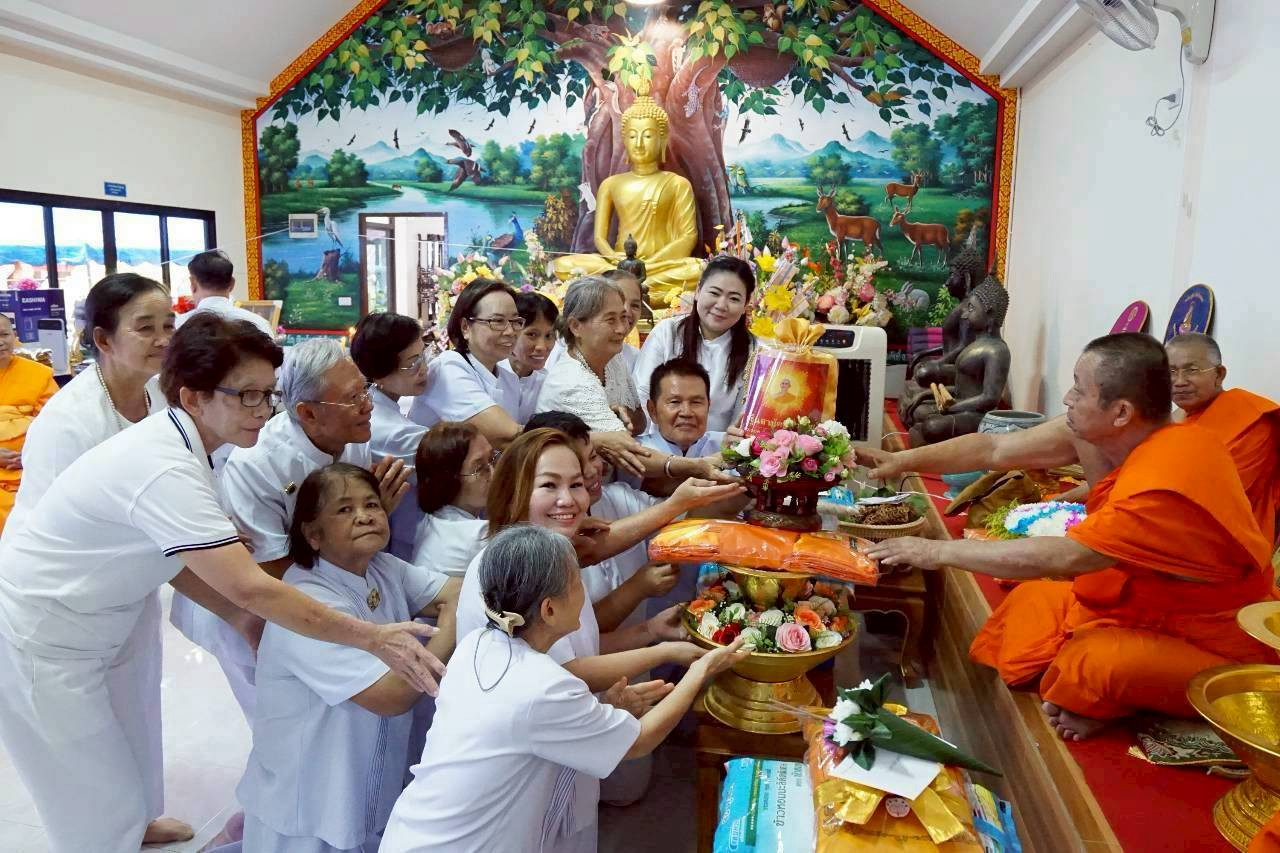 ภาพการถวายปัจจัยวัดล้านตอง