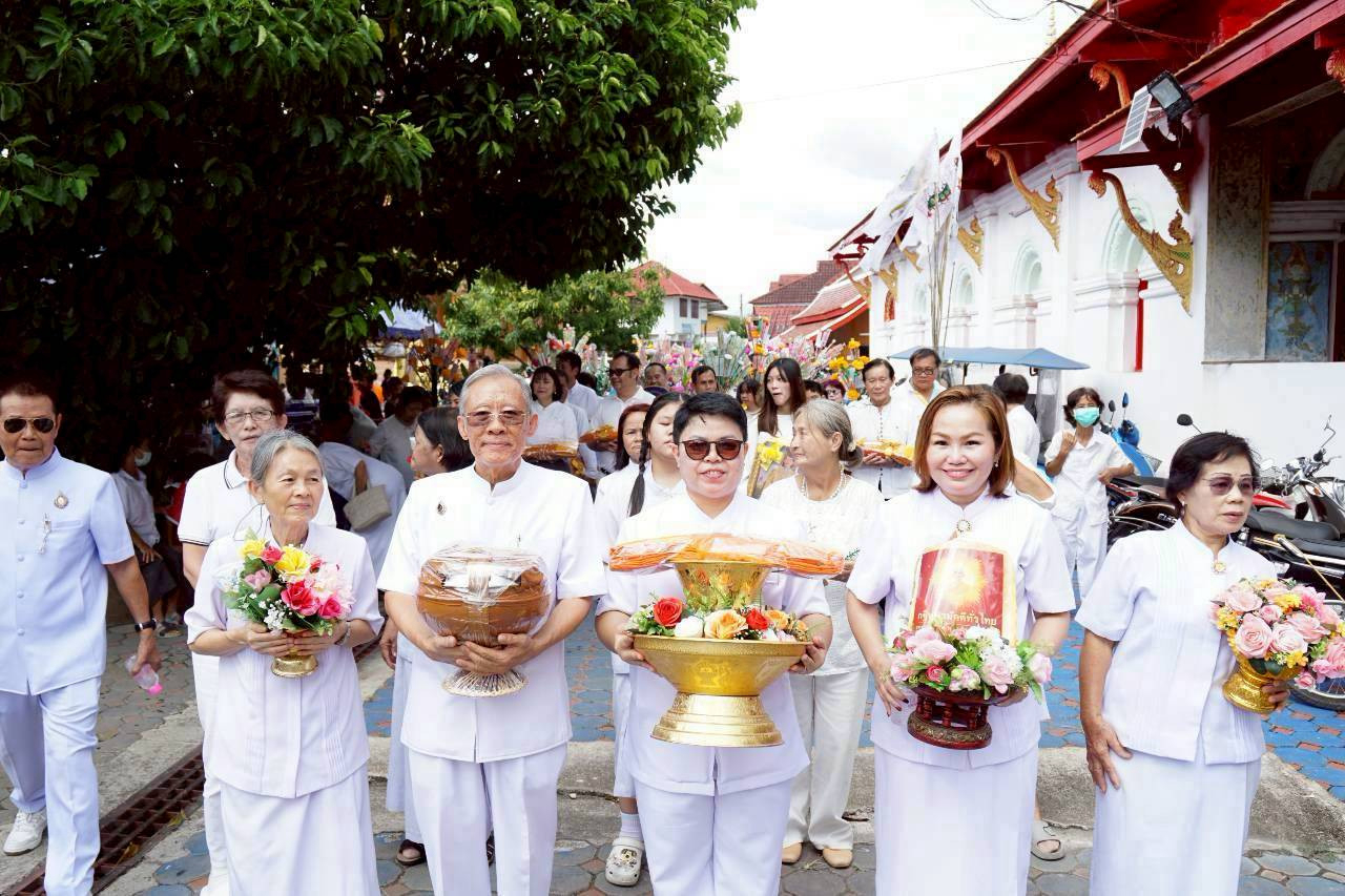 ภาพหมู่ถือพานถวายปัจจัยวัดล้านตอง