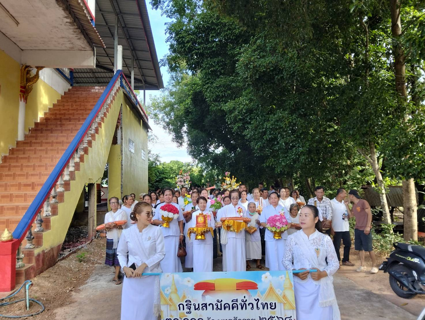 ภาพหมู่ถือพานถวายปัจจัยวัดโพธิ์ชัย