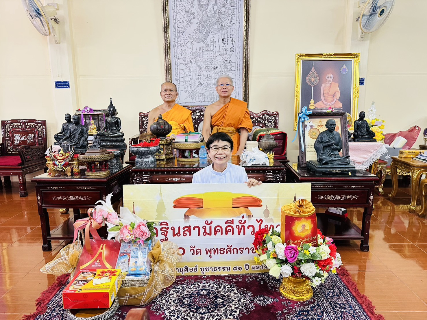 ภาพหมู่ถือพานถวายปัจจัยวัดกาญจนสิงหาสน์