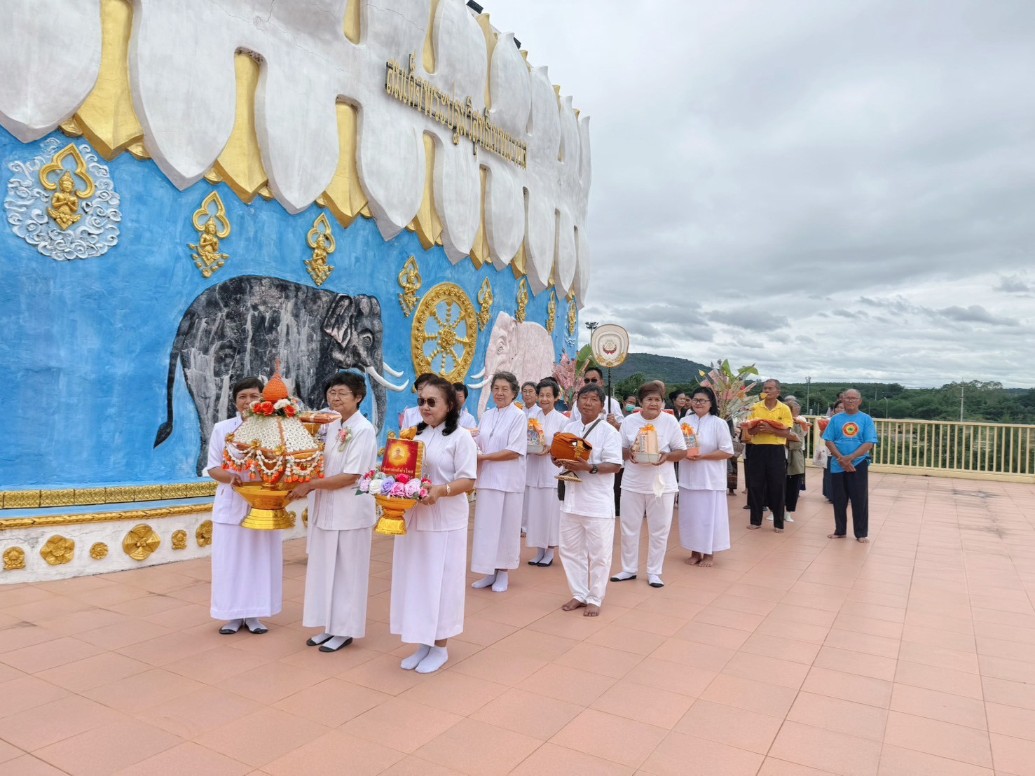 ภาพร่วมขบวนกฐินวัดป่ามีสัจธรรม