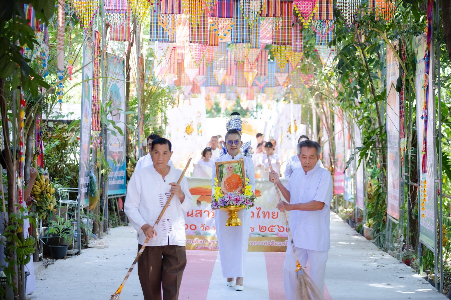 ภาพร่วมขบวนกฐินศูนย์ปฏิบัติธรรมสวนแท่นตะวัน