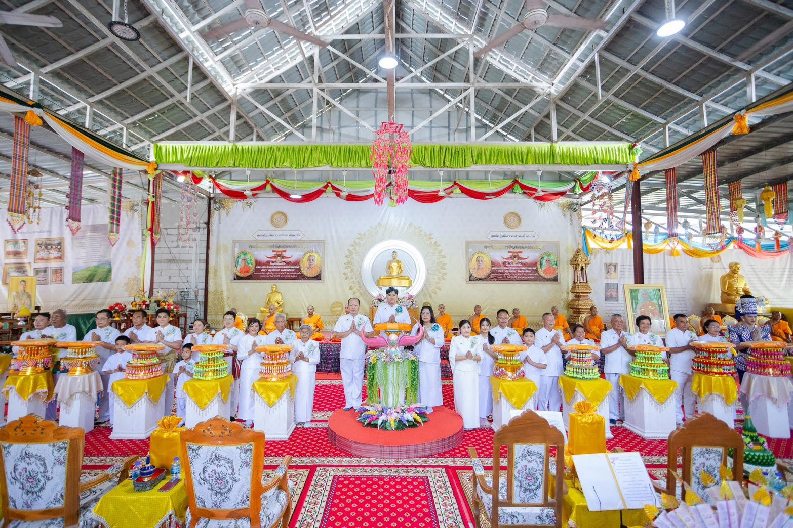 ภาพหมู่ถือพานถวายปัจจัยศูนย์ปฏิบัติธรรมสวนแท่นตะวัน