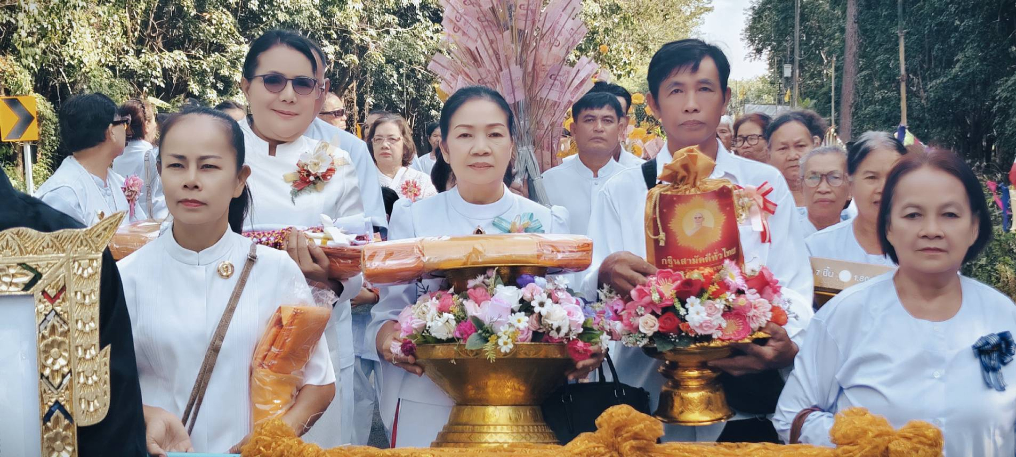 ภาพหมู่ถือพานถวายปัจจัยวัดอุดมมงคลสว่างธรรม