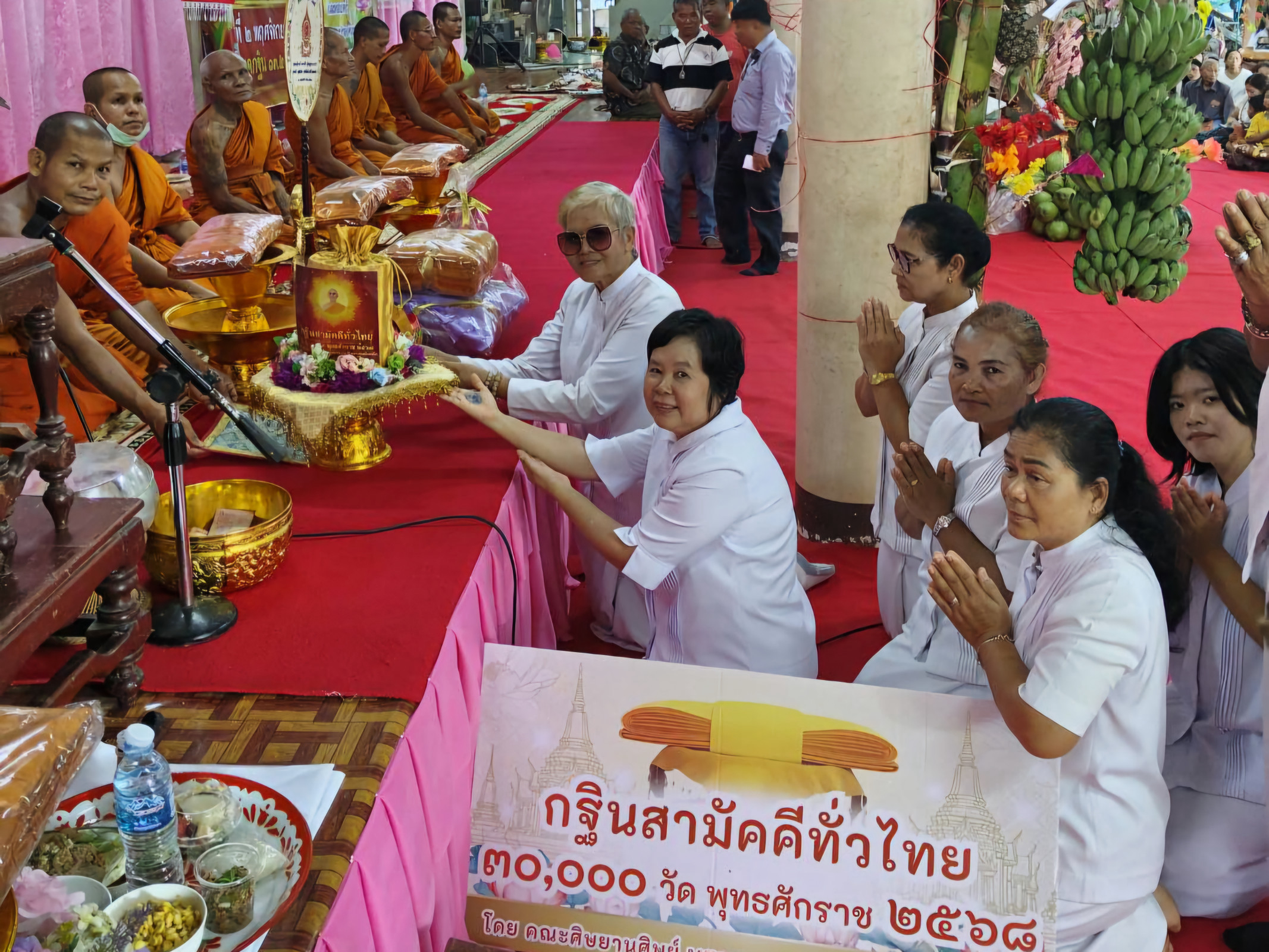 ภาพการถวายปัจจัยวัดเขาชะอาง