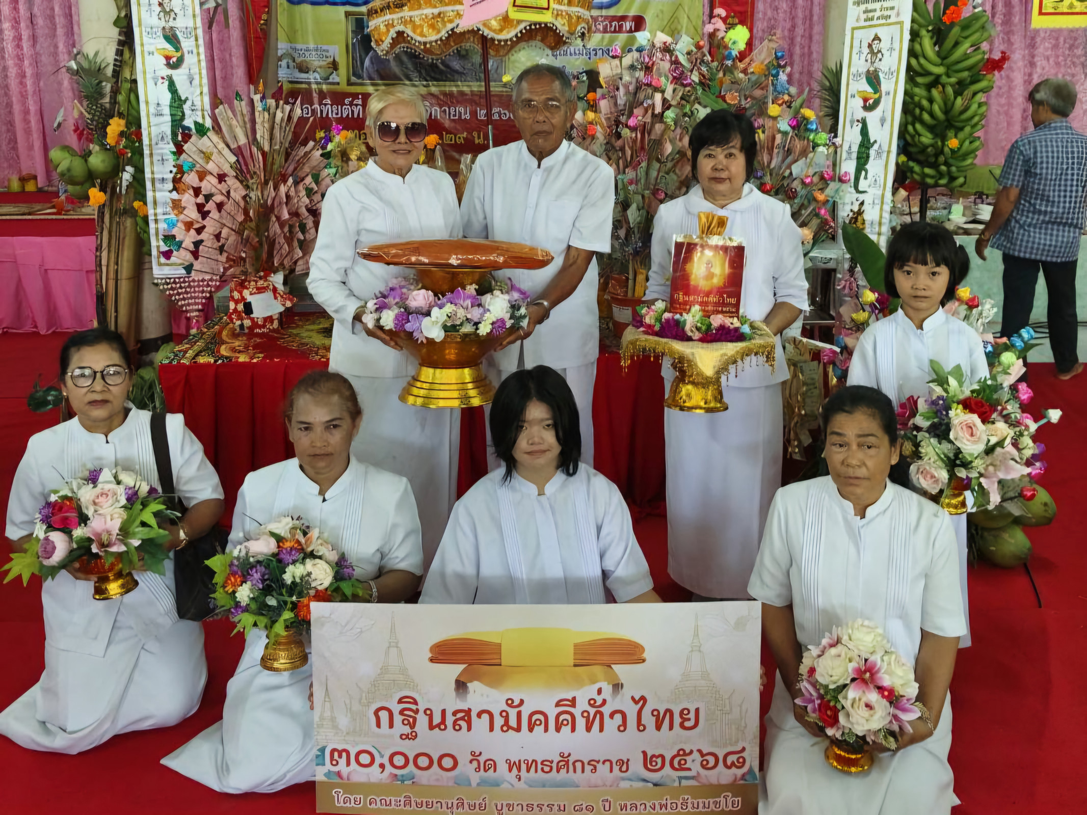 ภาพหมู่ถือพานถวายปัจจัยวัดเขาชะอาง