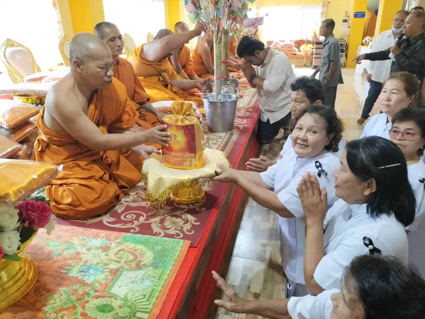 ภาพการถวายปัจจัยวัดเขาพังชมภูพร