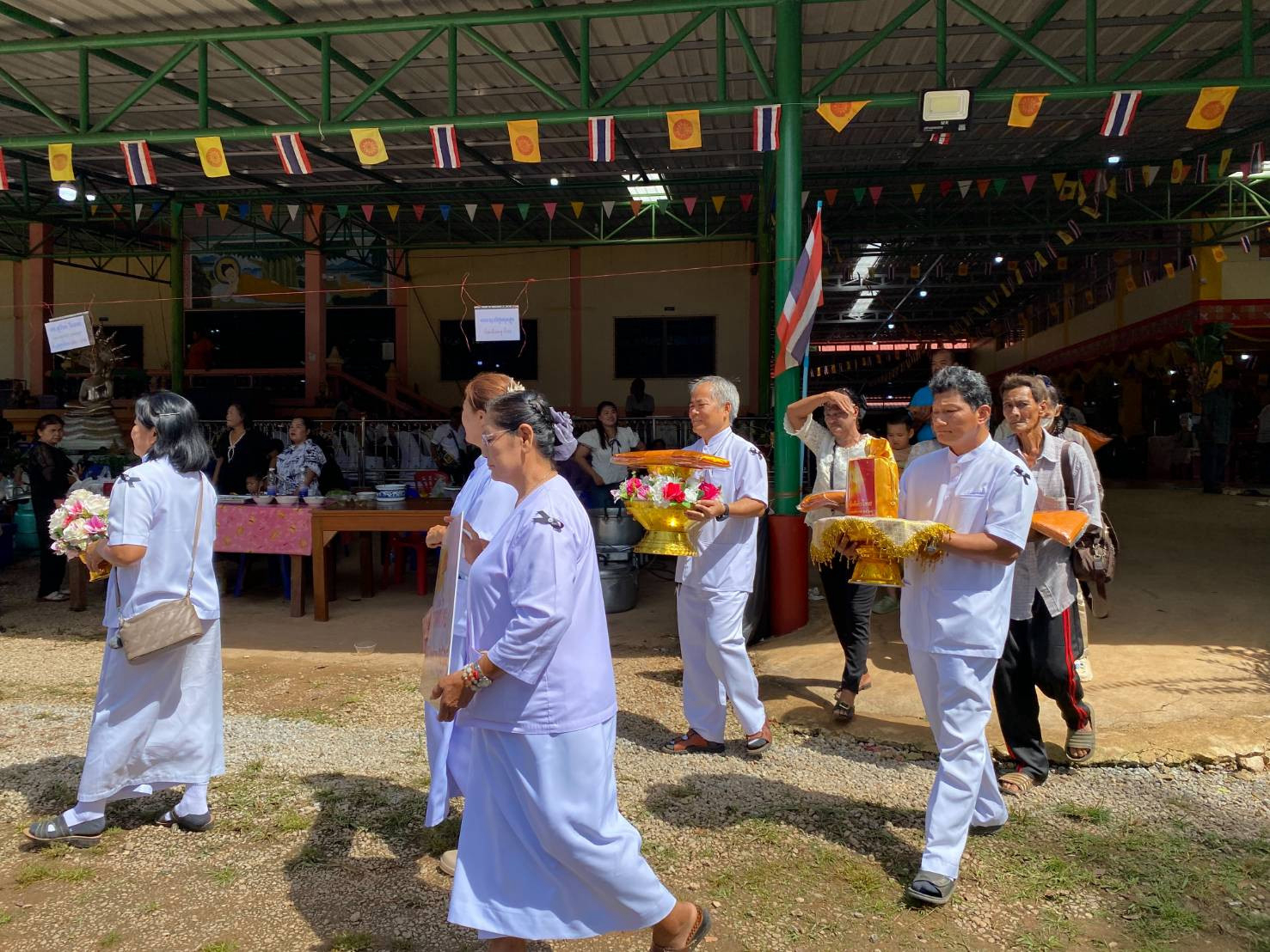 ภาพร่วมพิธีกรรมวัดถ้ำเขาประทุน