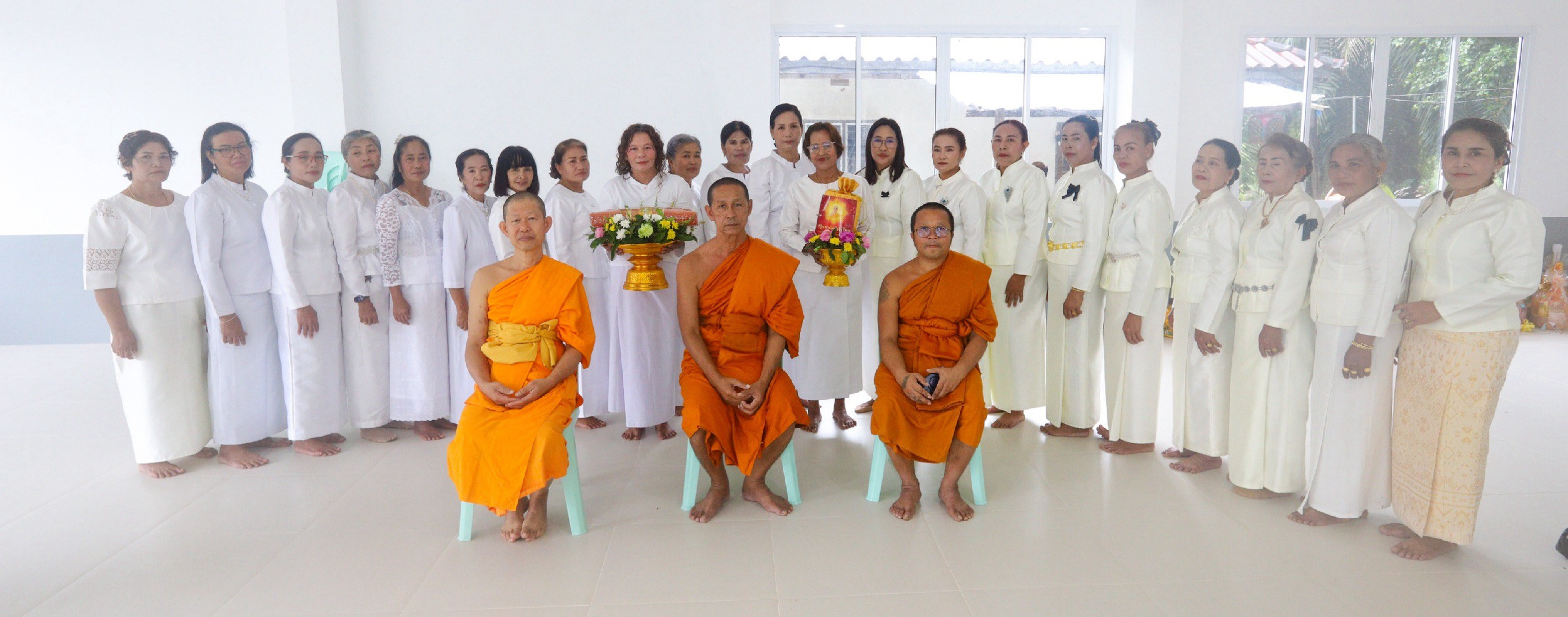 ภาพหมู่ถือพานถวายปัจจัยวัดกาฬสินธุ์