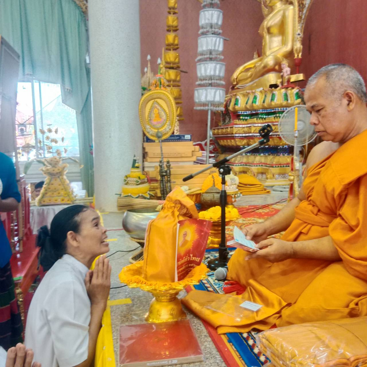 ภาพการถวายปัจจัยวัดเจดีย์