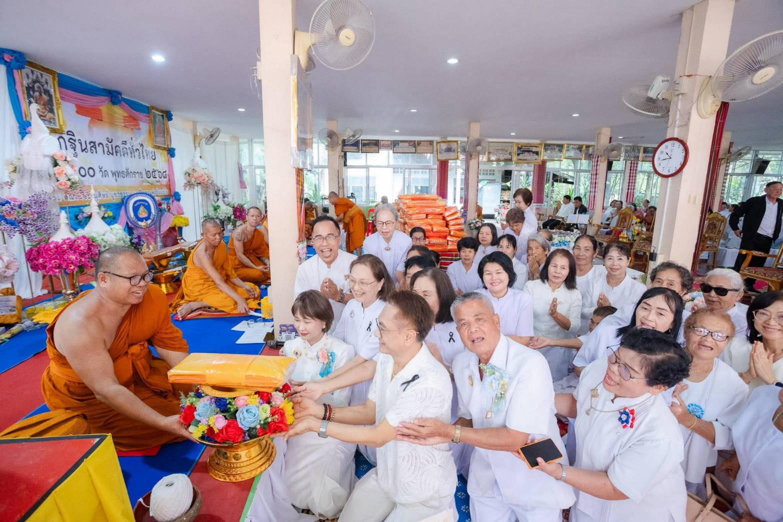 ภาพการถวายปัจจัยวัดแสงทองธราวาส