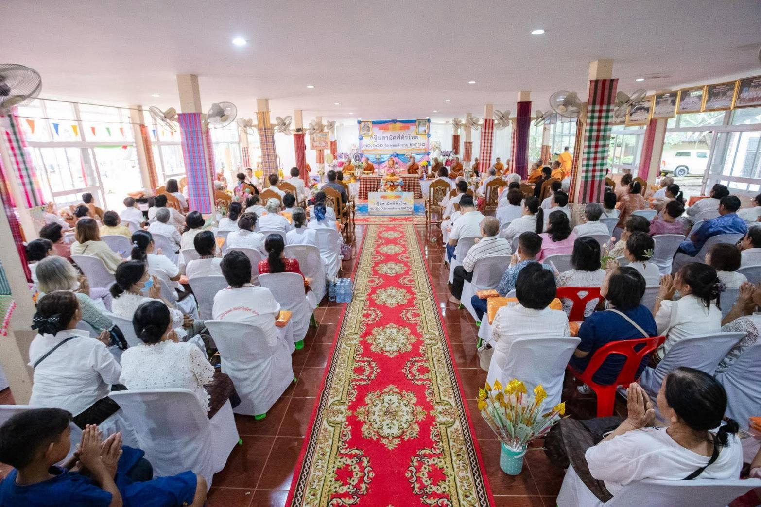 ภาพร่วมพิธีกรรมวัดแสงทองธราวาส