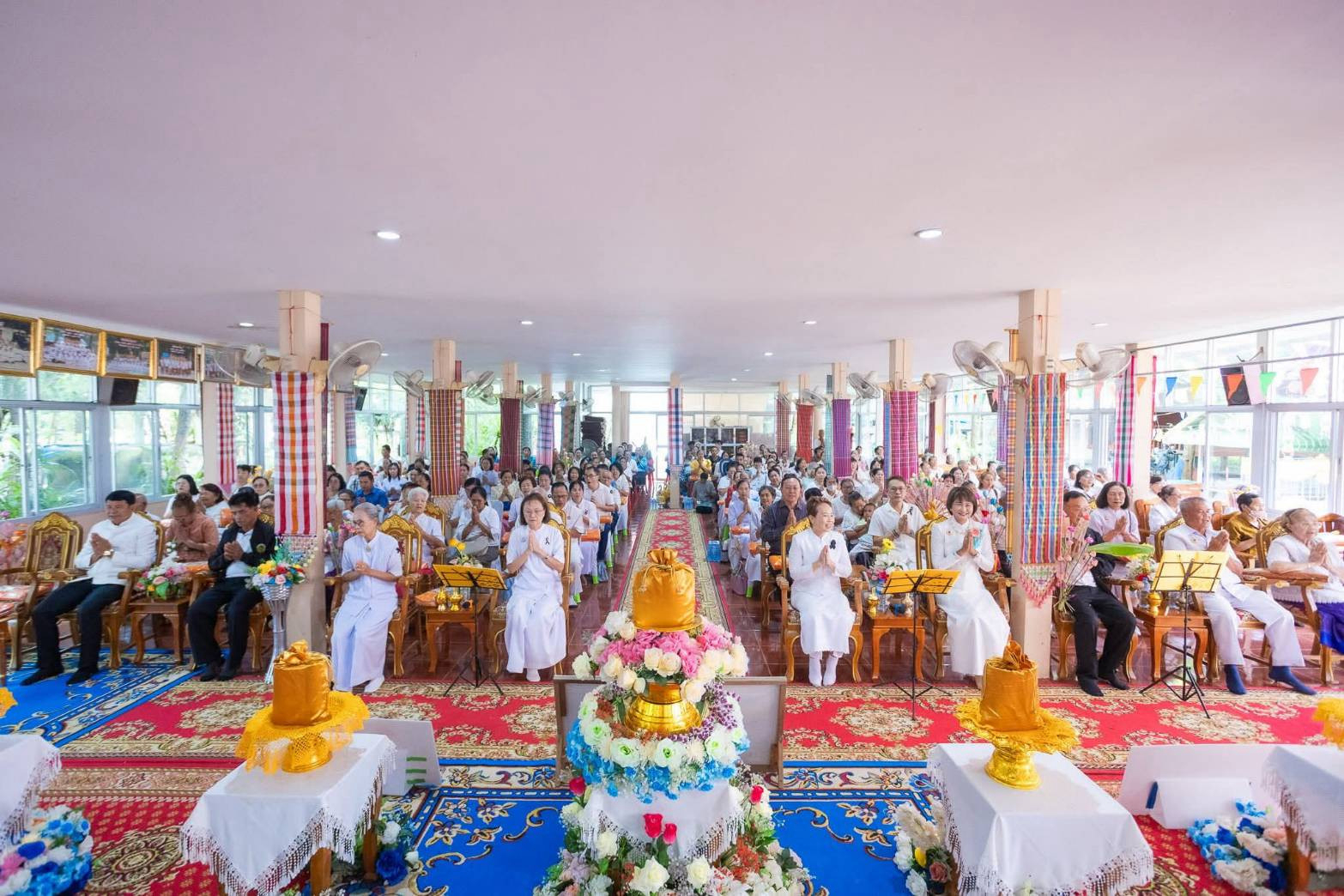 ภาพร่วมพิธีกรรมวัดแสงทองธราวาส