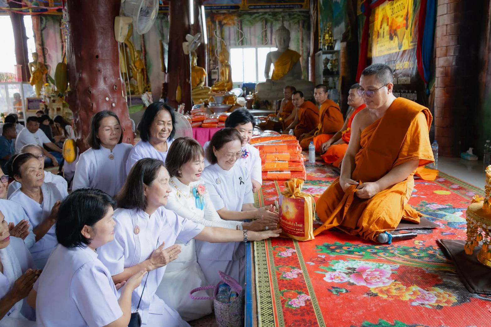 ภาพการถวายปัจจัยวัดศรีบุญเรือง