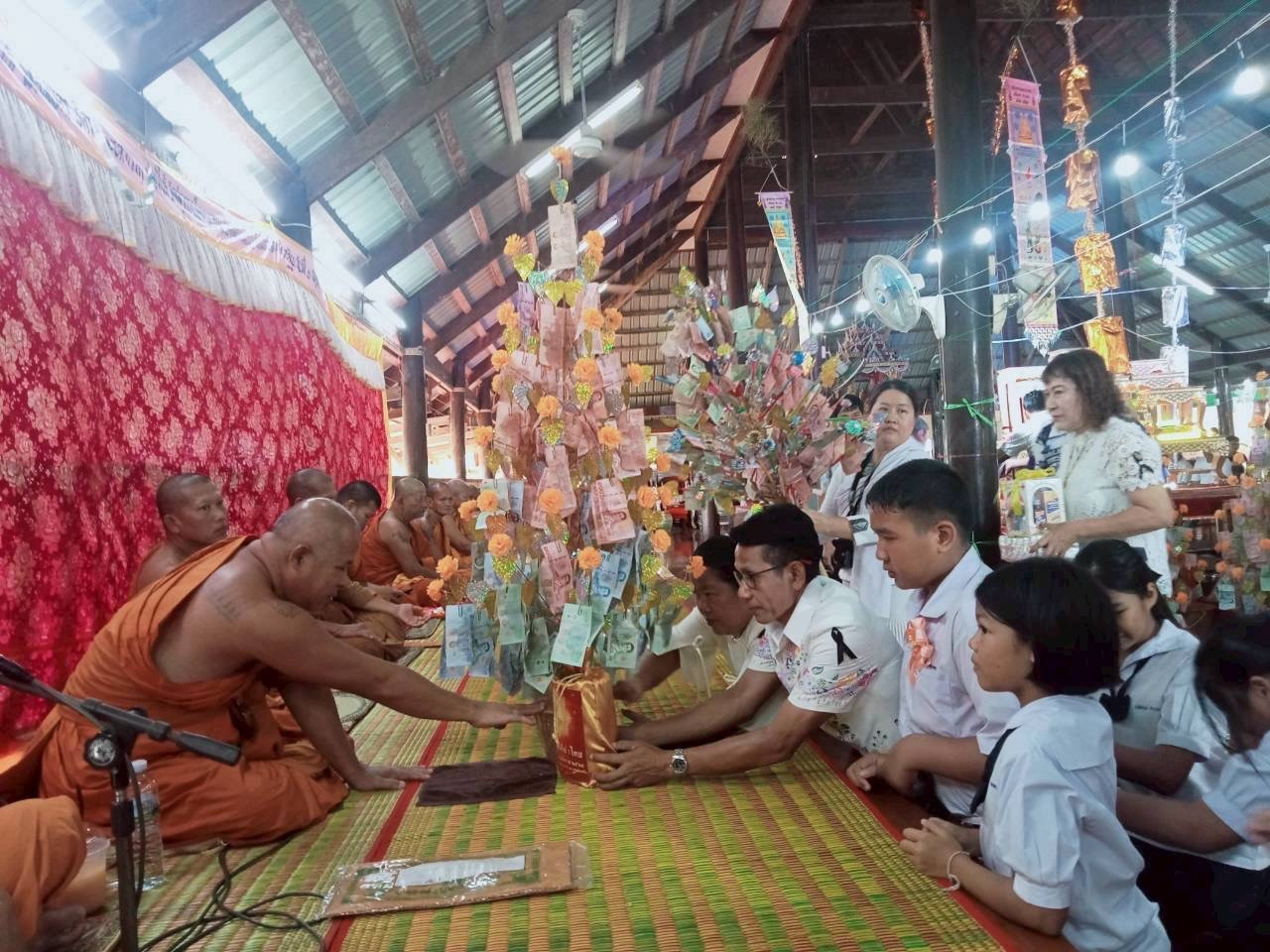 ภาพการถวายปัจจัยวัดสุวรรณโคตมาราม