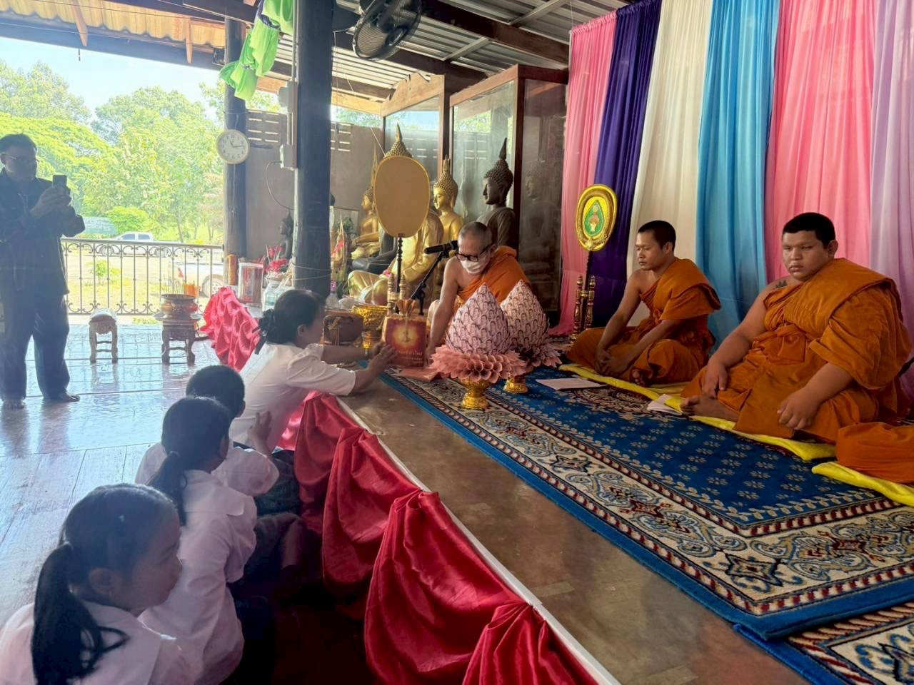 ภาพการถวายปัจจัยวัดสะตือสิงห์