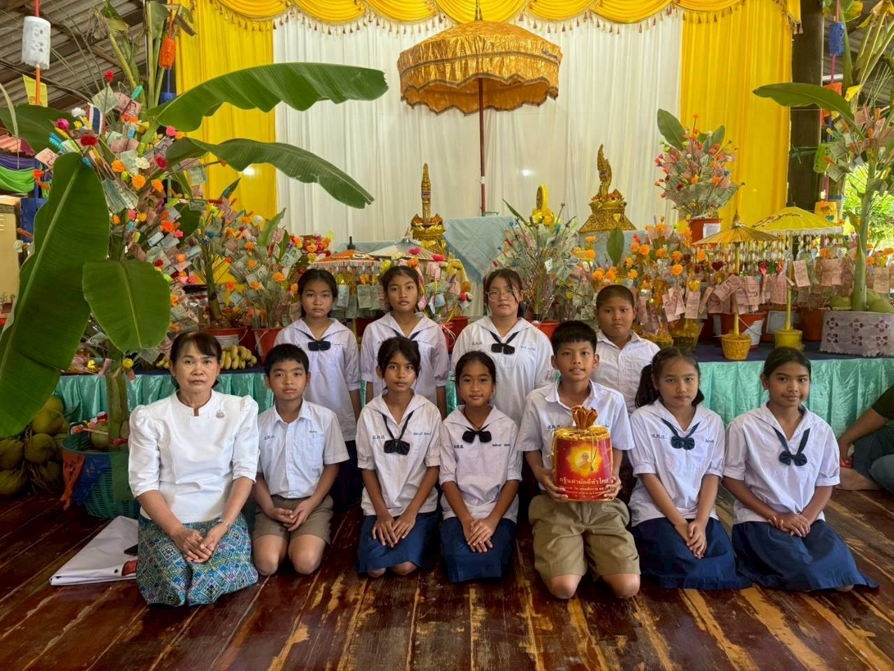 ภาพหมู่ถือพานถวายปัจจัยวัดสะตือสิงห์