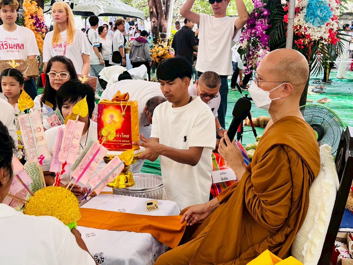 ภาพการถวายปัจจัยวัดตาลเอน