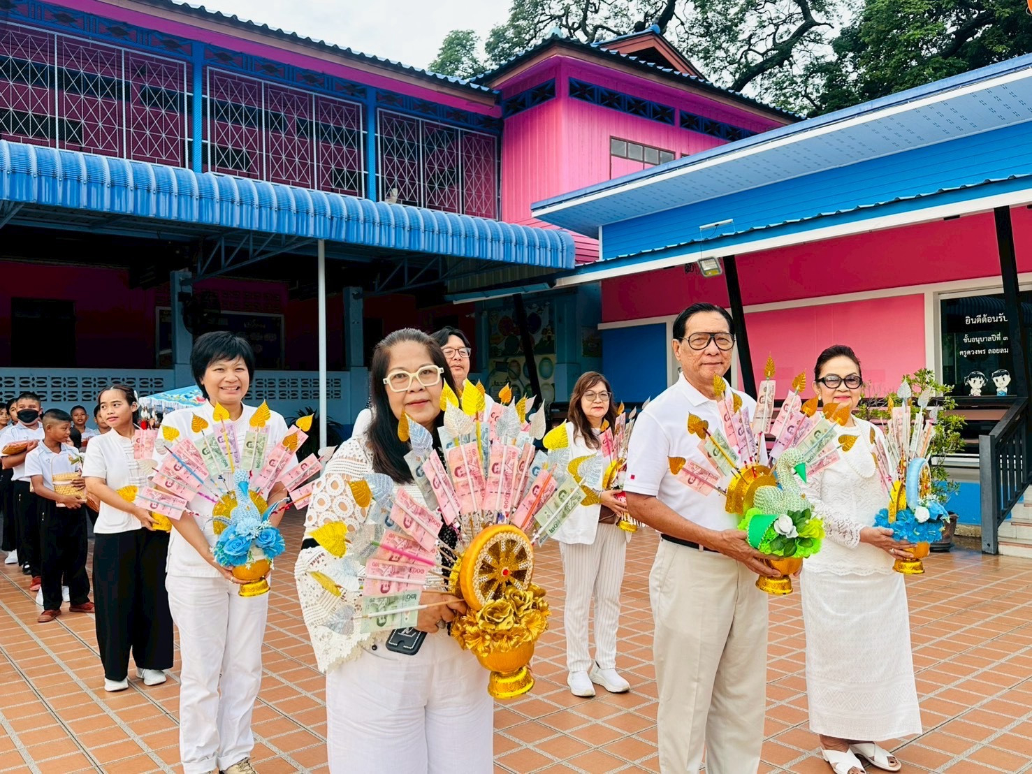 ภาพร่วมขบวนกฐินวัดตาลเอน