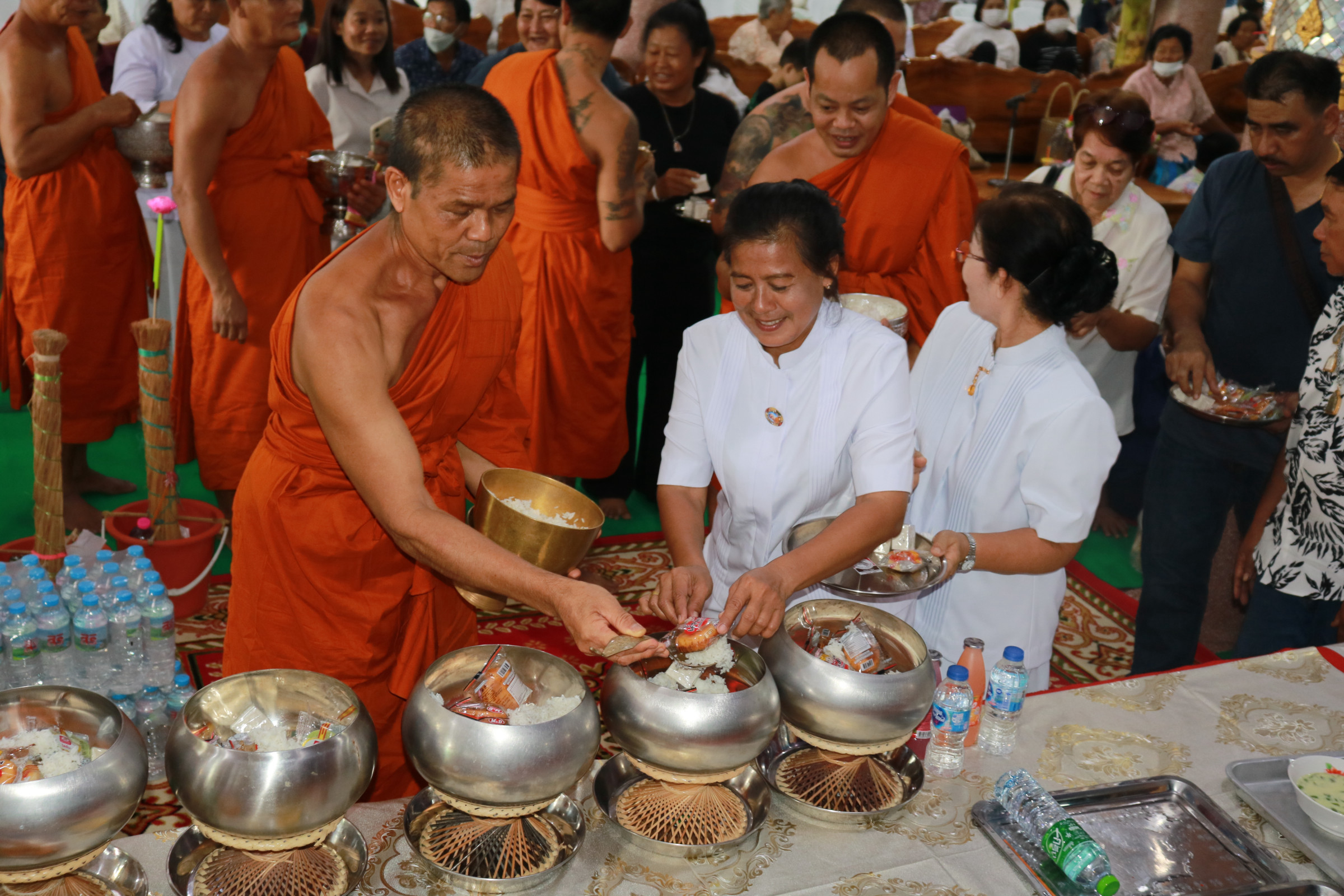 ภาพร่วมพิธีกรรมวัดการ้อง