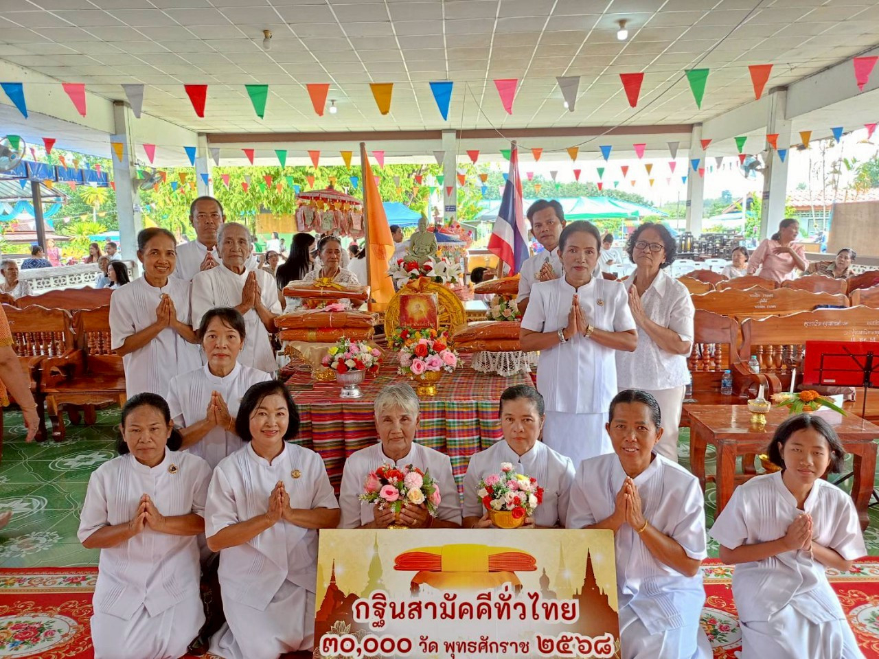 ภาพหมู่ถือพานถวายปัจจัยวัดควนชุม