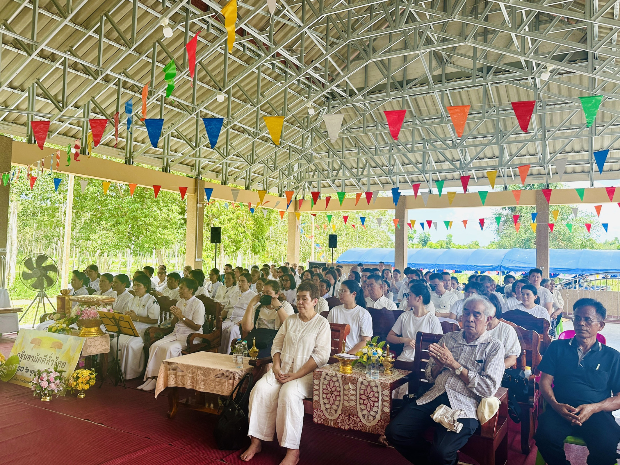 ภาพร่วมพิธีกรรมที่พักสงฆ์ในเขื่อนเจริญธรรม