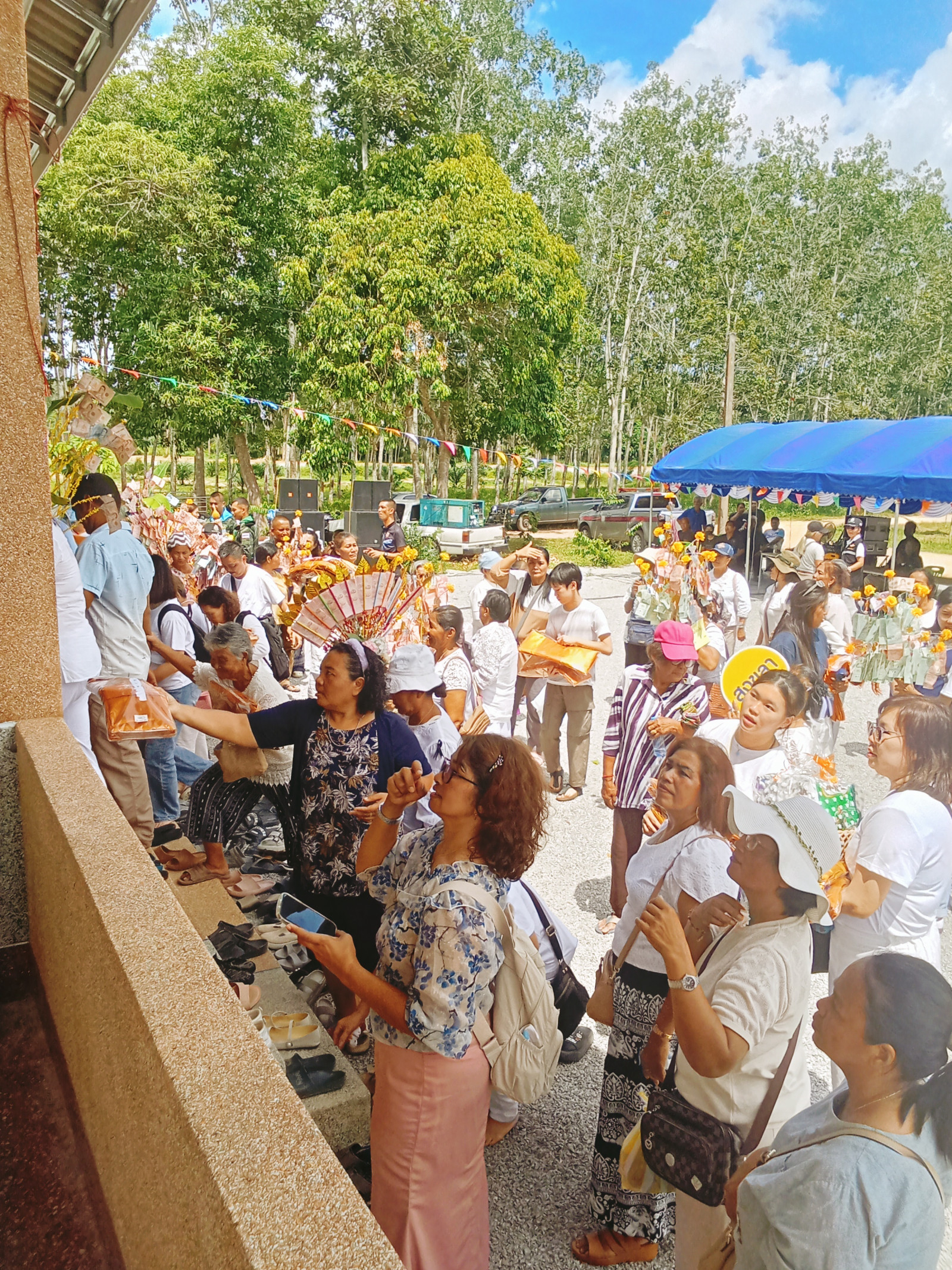 ภาพร่วมพิธีกรรมที่พักสงฆ์ในเขื่อนเจริญธรรม