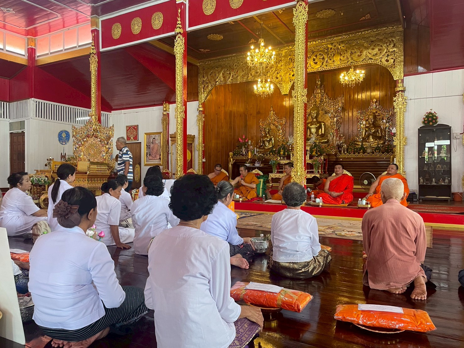 ภาพร่วมพิธีกรรมวัดแม่สุริน
