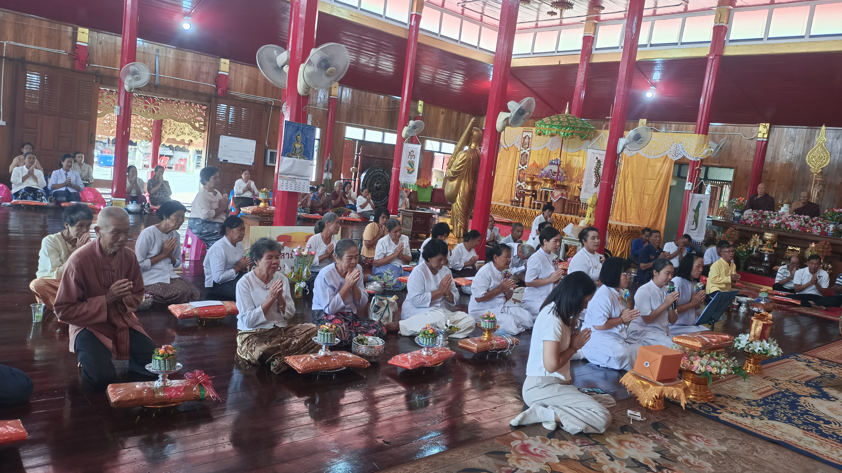 ภาพร่วมพิธีกรรมวัดแม่สุริน