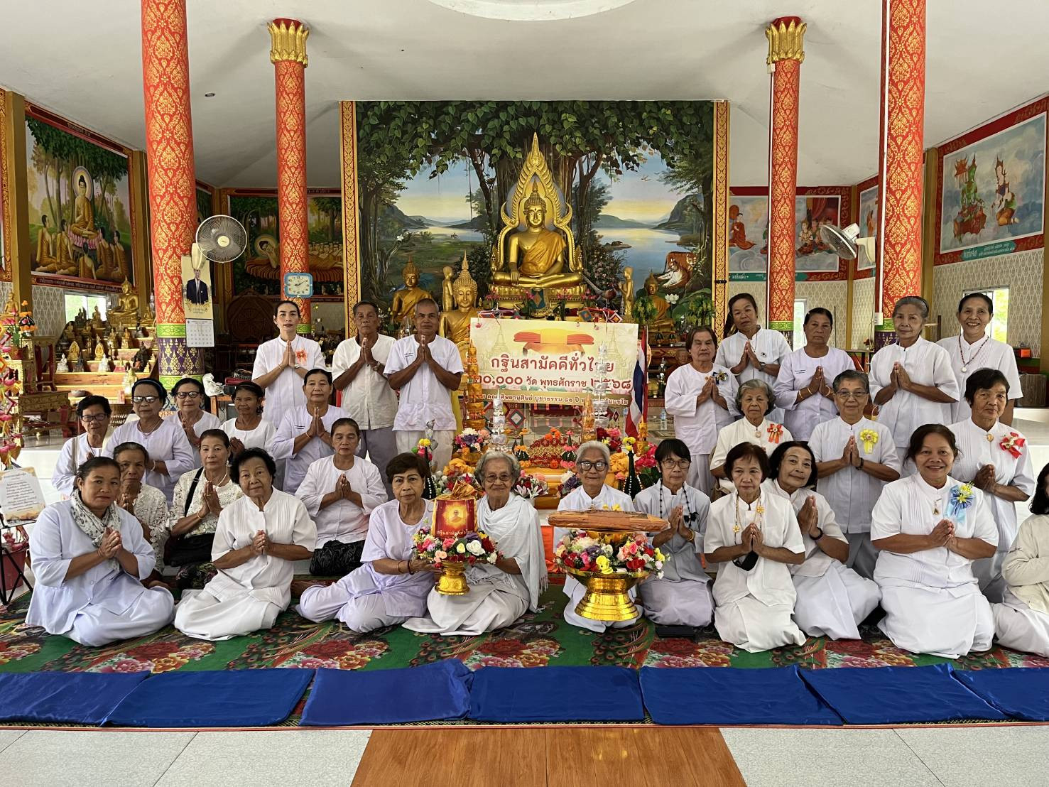 ภาพหมู่ถือพานถวายปัจจัยวัดห้วยปอ