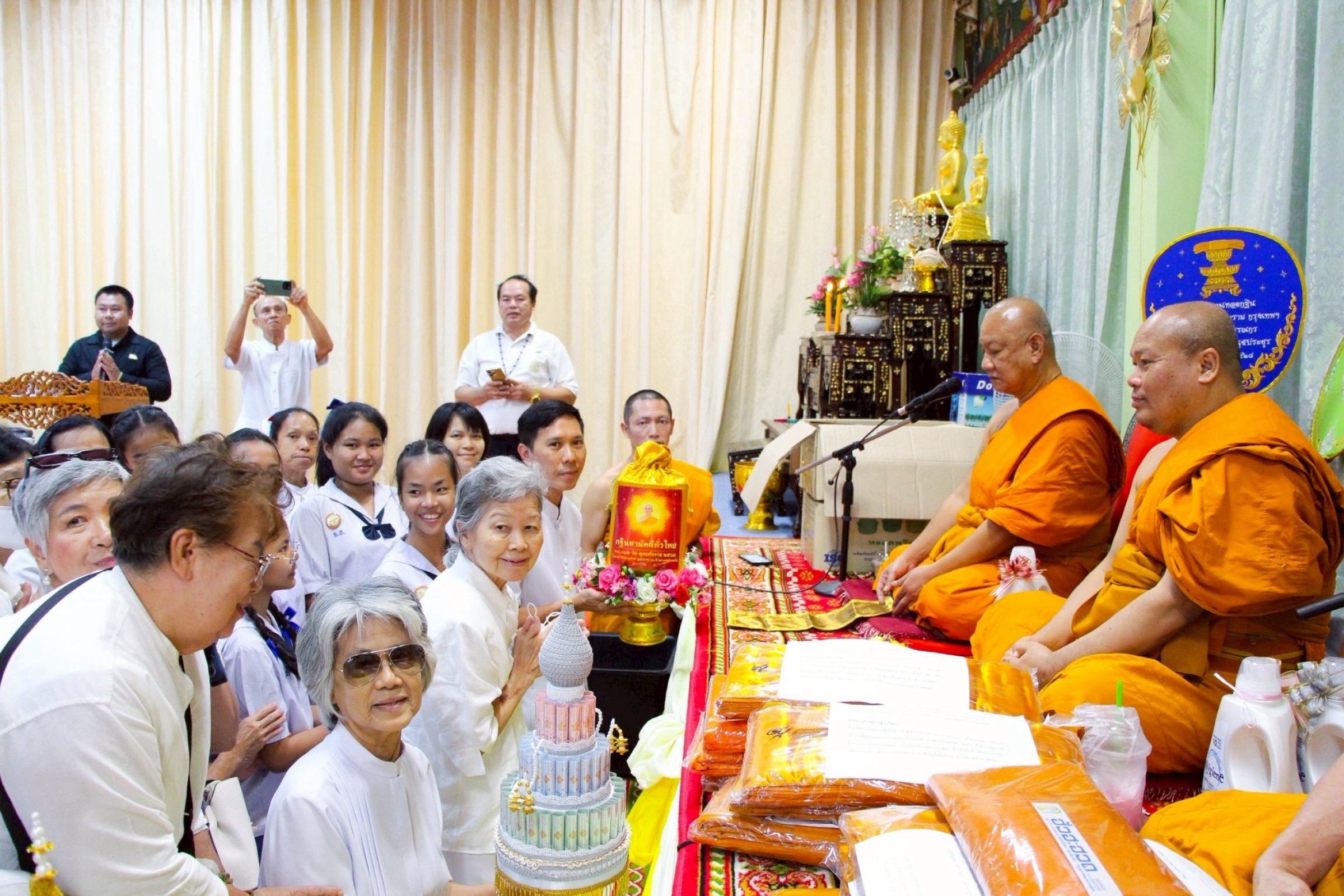 ภาพหมู่ถือพานถวายปัจจัยวัดบุญรอดธรรมาราม