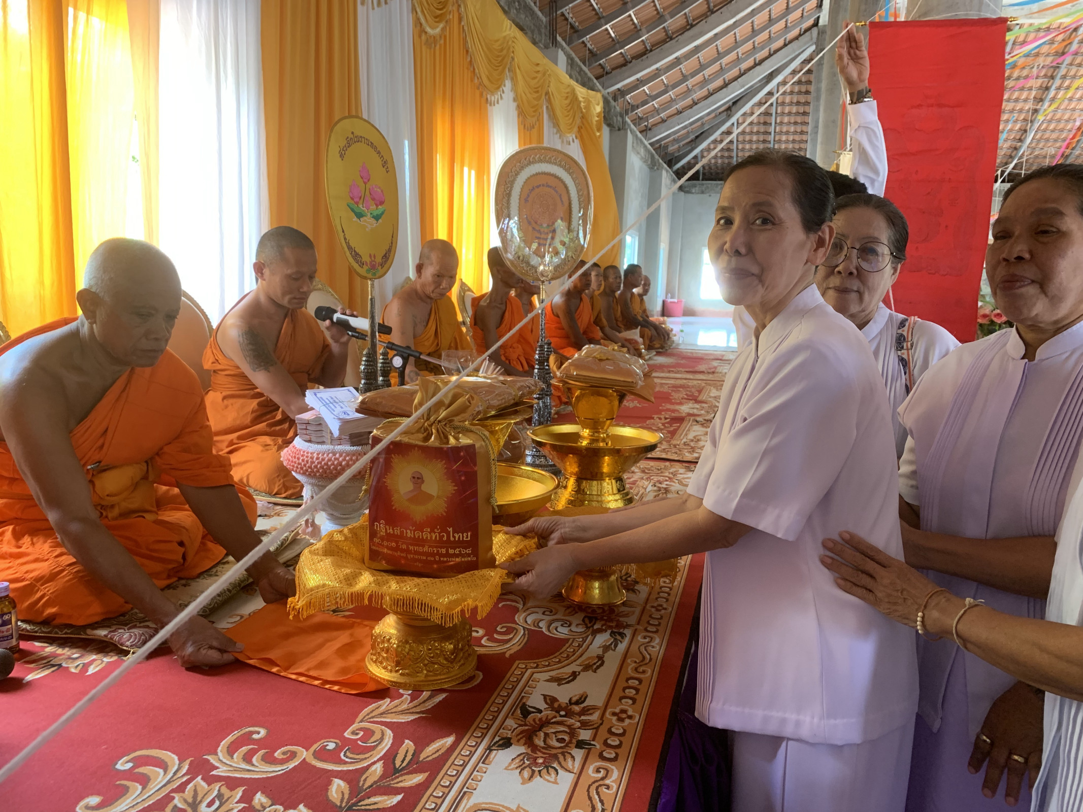 ภาพการถวายปัจจัยวัดเขาน้อยรังแตน