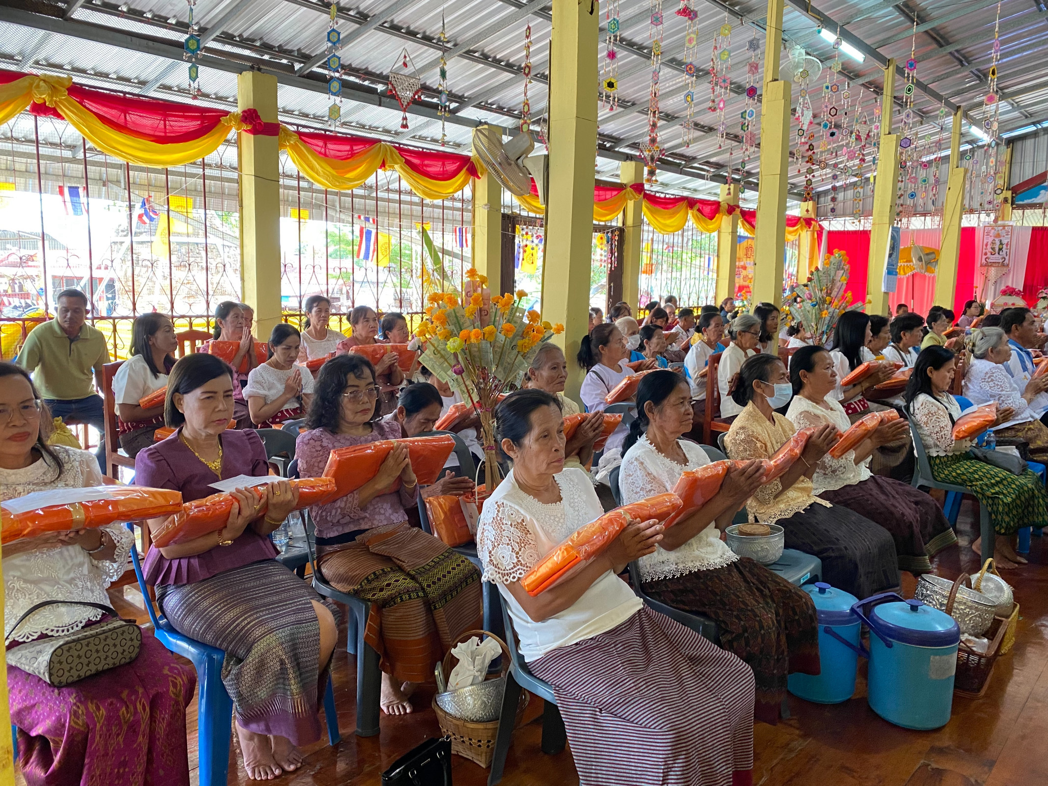 ภาพร่วมพิธีกรรมวัดตูมคำมณี