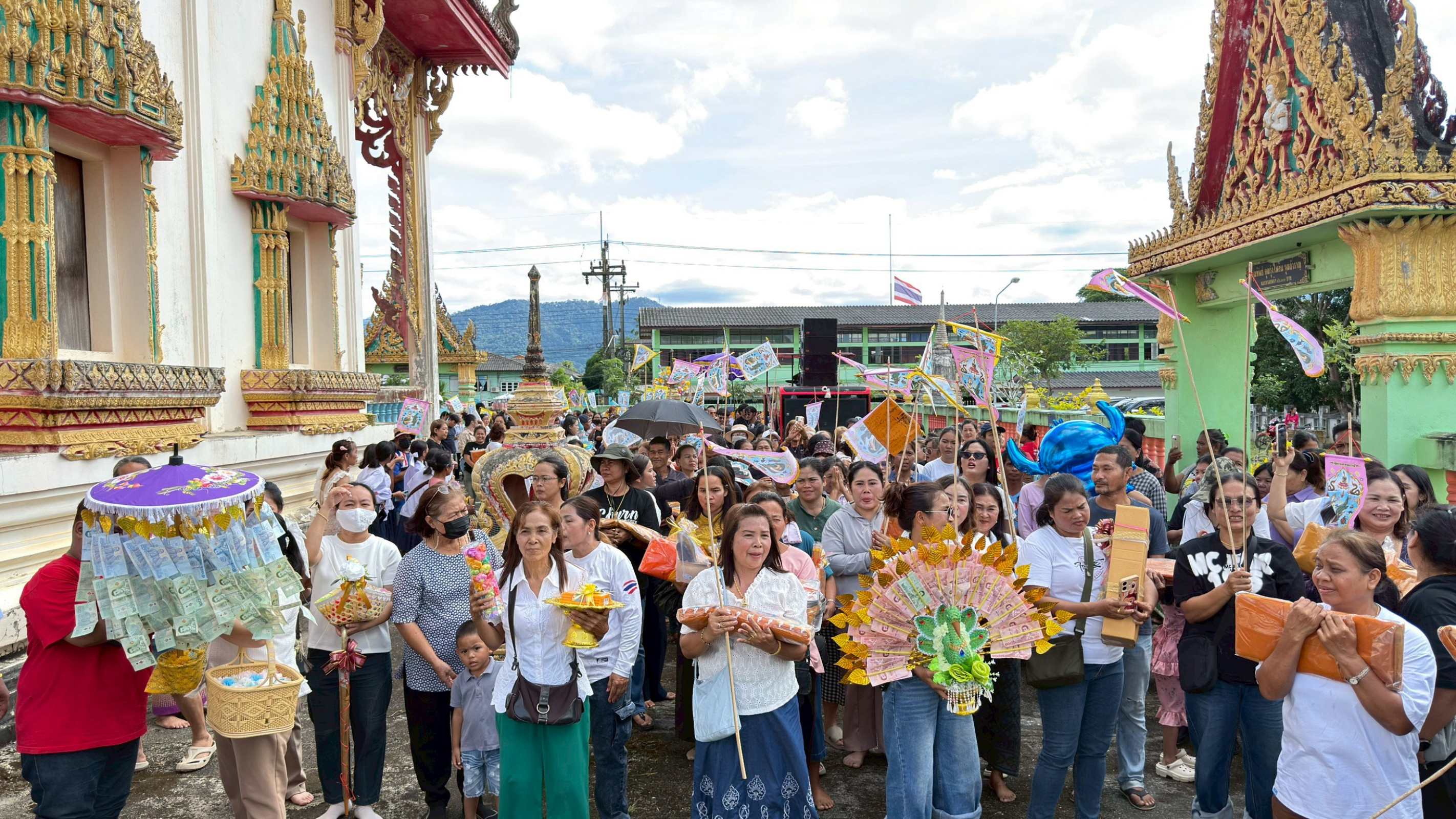 ภาพร่วมพิธีกรรมวัดจันทเขลม