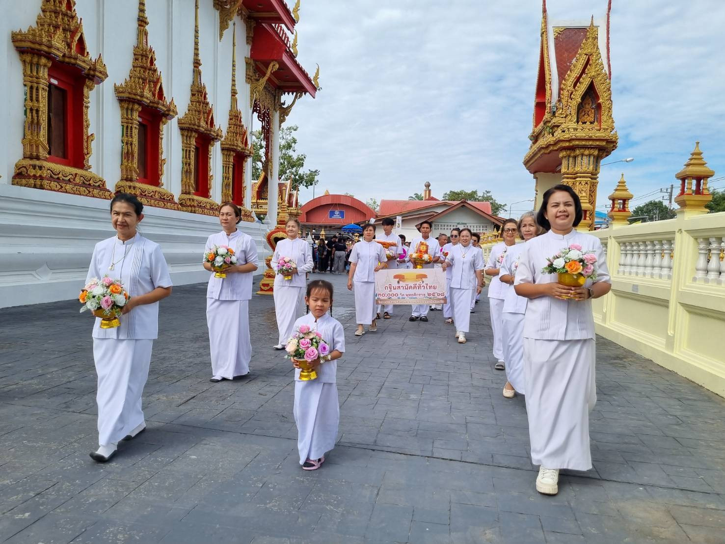 ภาพร่วมพิธีกรรมวัดห้วยโป่ง